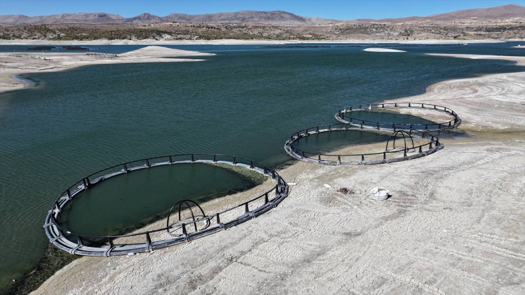 Barajdaki su çekildi, köy enkazı ortaya çıktı, balık kafesleri zeminle buluştu 1
